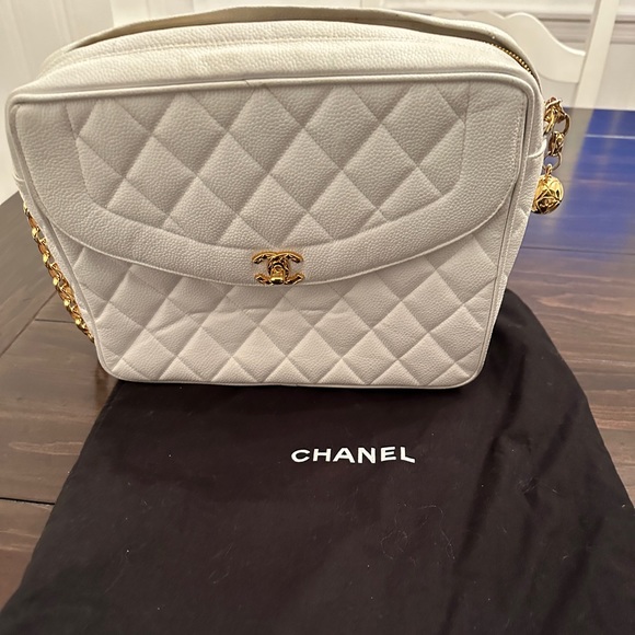 Vintage Chanel Medium Diana Flap
Bag White Caviar Gold Hardware - Picture 7 of 9